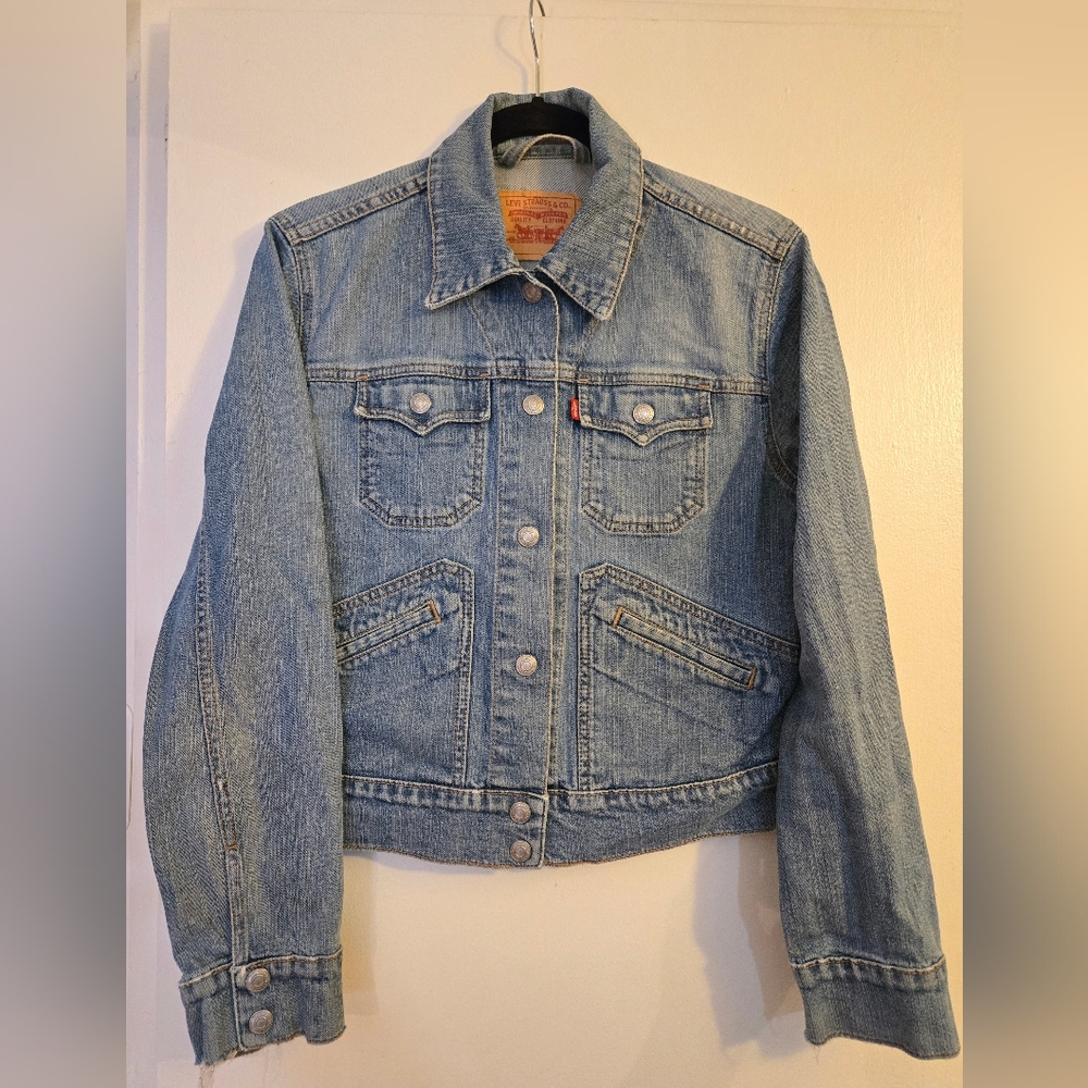 Vintage Y2K Levi’s Jean Trucker Jacket Womens Size Medium Blue Denim Stretch
